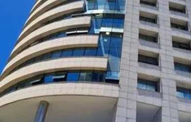 Imagem: O apartamento possui 4 Banheiros, 5 Vagas na garagem, 470m²