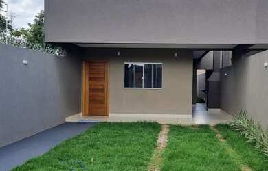 Imagem: A casa possui 3 Dormitórios, 2 Banheiros, 4 Vagas na garagem