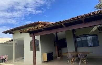 Imagem: A casa possui 3 Dormitórios, 2 Banheiros, 1 Vaga na garagem