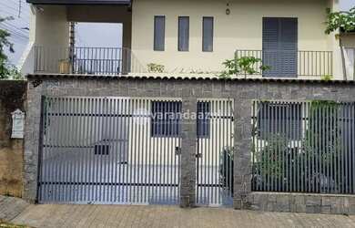 Imagem: A casa possui 3 Dormitórios, 1 Banheiro, 3 Vagas na garagem