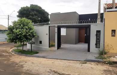 Imagem: A casa possui 2 Dormitórios, 1 Banheiro, 2 Vagas na garagem