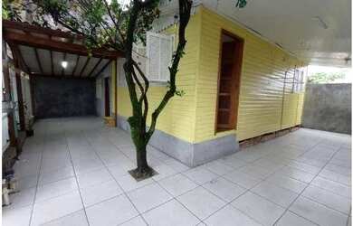 Imagem: A casa possui 2 Dormitórios, 1 Banheiro, 2 Vagas na garagem