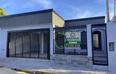 Imagem: A casa possui 3 Dormitórios, 2 Banheiros, 2 Vagas na garagem