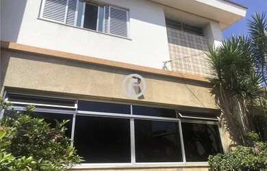 Imagem: A casa possui 3 Dormitórios, 4 Banheiros, 4 Vagas na garagem