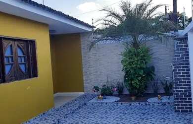 Imagem: A casa possui 3 Dormitórios, 2 Banheiros e 3 Vagas na garagem