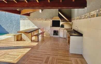 Imagem: A casa possui 3 Dormitórios, 3 Banheiros, 4 Vagas na garagem