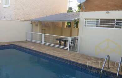 Imagem: A casa possui 3 Dormitórios, 2 Banheiros, 4 Vagas na garagem