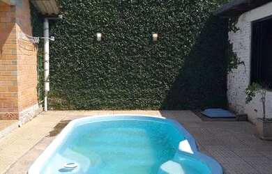 Imagem: A casa possui 3 Dormitórios, 3 Banheiros, 2 Vagas na garagem