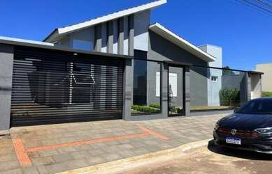 Imagem: A casa possui 3 Dormitórios, 2 Banheiros, 2 Vagas na garagem