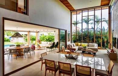 Imagem: A casa possui 5 Dormitórios, 5 Banheiros, 4 Vagas na garagem