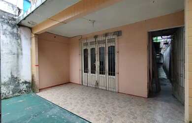 Imagem: A casa possui 3 Dormitórios, 2 Banheiros, 100m² de Área e