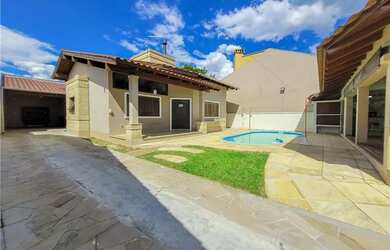 Imagem: A casa possui 3 Dormitórios, 3 Banheiros, 3 Vagas na garagem