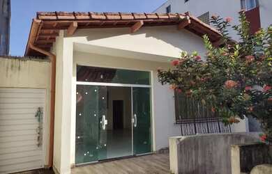 Imagem: A casa possui 3 Dormitórios, 3 Banheiros, 1 Vaga na garagem