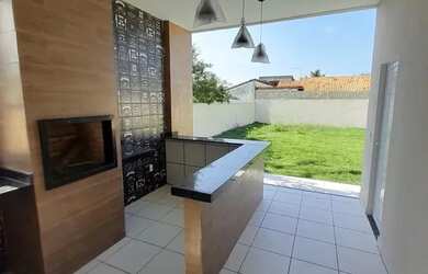 Imagem: A casa possui 3 Dormitórios, 3 Banheiros, 4 Vagas na garagem