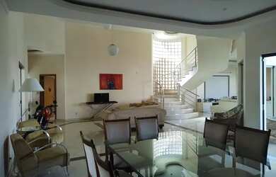 Imagem: A casa possui 4 Dormitórios, 2 Banheiros, 5 Vagas na garagem