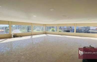 Imagem: O depósito possui 3 Vagas na garagem, 235m² de Área e está