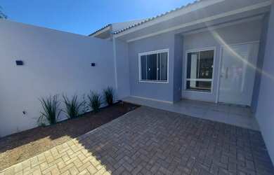 Imagem: A casa possui 2 Dormitórios, 1 Banheiro, 2 Vagas na garagem