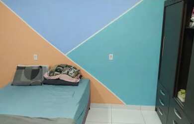 Imagem: A casa possui 2 Dormitórios, 1 Banheiro, 2 Vagas na garagem