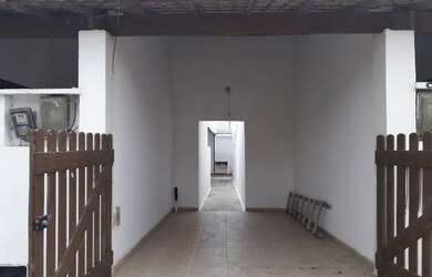 Imagem: A casa possui 3 Dormitórios, 1 Banheiro, 1 Vaga na garagem