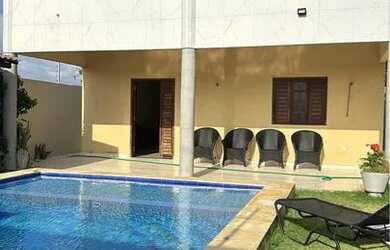 Imagem: A casa possui 5 Dormitórios, Acomodam 30 pessoas e 4 Vagas