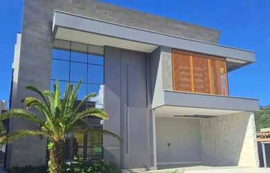 Imagem: A casa possui 4 Dormitórios, 5 Banheiros, 4 Vagas na garagem