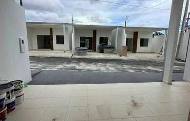 Imagem: A casa possui 2 Dormitórios, 1 Banheiro, 2 Vagas na garagem