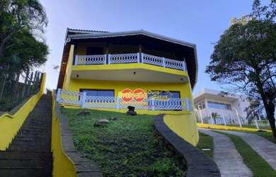 Imagem: A casa em condomínio possui 4 Dormitórios, 1 Banheiro, 2 Vagas