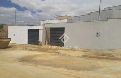 Imagem: A casa possui 2 Dormitórios, 1 Banheiro, 1 Vaga na garagem