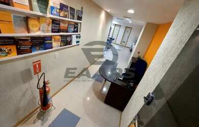 Imagem: O depósito possui 3 Vagas na garagem e 173m² de Área e está