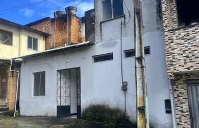 Imagem: A casa possui 2 Dormitórios e 1 Banheiro e está localizado