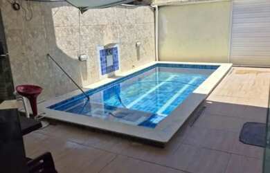 Imagem: A casa possui 3 Dormitórios, 2 Banheiros e está localizado