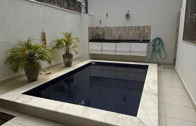 Imagem: A casa possui 3 Dormitórios, 2 Banheiros e 2 Vagas na garagem