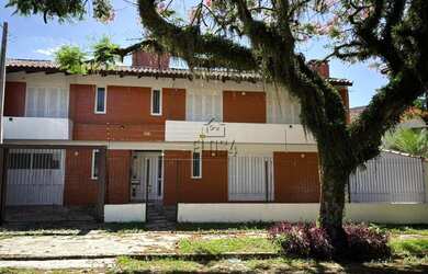 Imagem: A casa possui 4 Dormitórios, 2 Banheiros, 2 Vagas na garagem