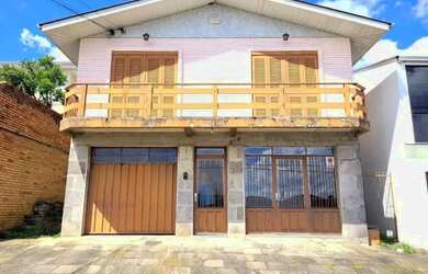 Imagem: A casa possui 3 Dormitórios, 2 Banheiros, 2 Vagas na garagem