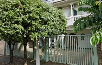 Imagem: A casa possui 3 Dormitórios, 5 Banheiros, 4 Vagas na garagem