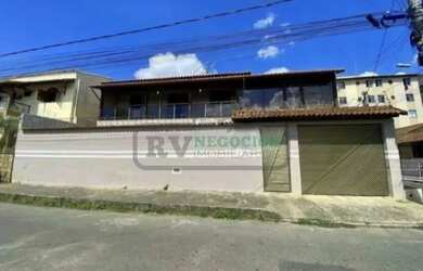 Imagem: A casa possui 4 Dormitórios, 3 Banheiros, 4 Vagas na garagem