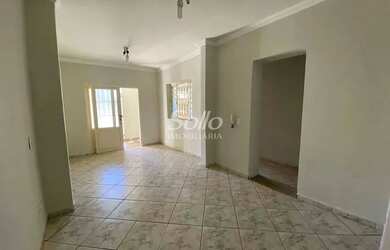 Imagem: A casa possui 3 Dormitórios, 3 Banheiros, 1 Vaga na garagem