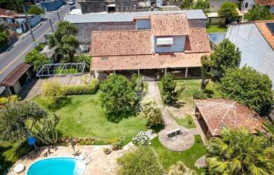 Imagem: A casa possui 3 Dormitórios, 4 Banheiros, 2 Vagas na garagem