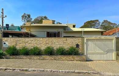 Imagem: A casa possui 4 Dormitórios, 3 Banheiros, 2 Vagas na garagem