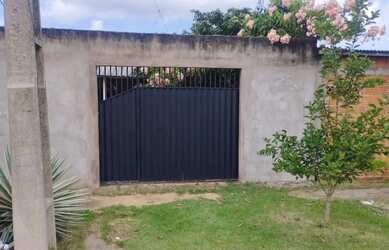 Imagem: A casa possui 3 Dormitórios, 1 Banheiro, 2 Vagas na garagem