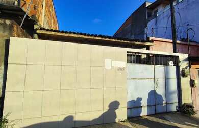 Imagem: A casa possui 3 Dormitórios, 1 Banheiro, 1 Vaga na garagem