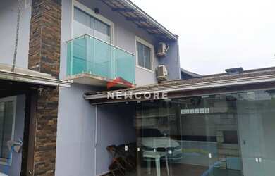 Imagem: A casa possui 2 Dormitórios, 2 Banheiros, 2 Vagas na garagem