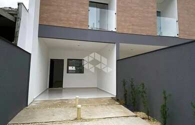 Imagem: A casa possui 3 Dormitórios, 3 Banheiros, 2 Vagas na garagem