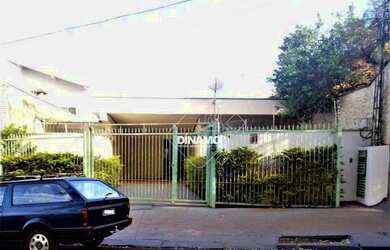 Imagem: A casa possui 3 Dormitórios, 1 Banheiro, 2 Vagas na garagem