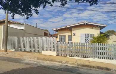 Imagem: A casa possui 3 Dormitórios, 1 Banheiro, 5 Vagas na garagem