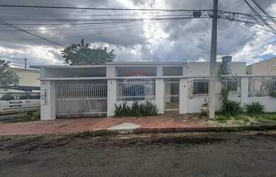 Imagem: A casa possui 4 Dormitórios, 3 Banheiros, 95m² de Área e