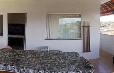 Imagem: A casa possui 3 Dormitórios, 1 Banheiro, 1 Vaga na garagem