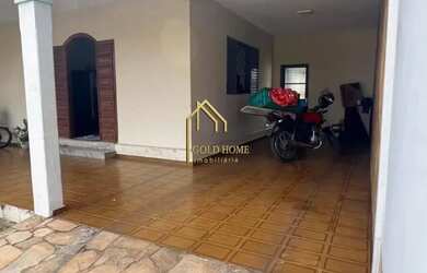 Imagem: A casa possui 3 Dormitórios, 3 Banheiros, 2 Vagas na garagem