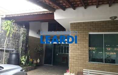 Imagem: A casa possui 2 Dormitórios, 2 Banheiros, 3 Vagas na garagem