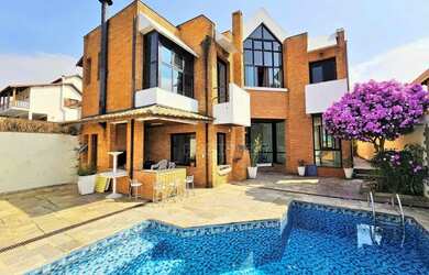 Imagem: A casa em condomínio possui 4 Dormitórios, 5 Banheiros, 4